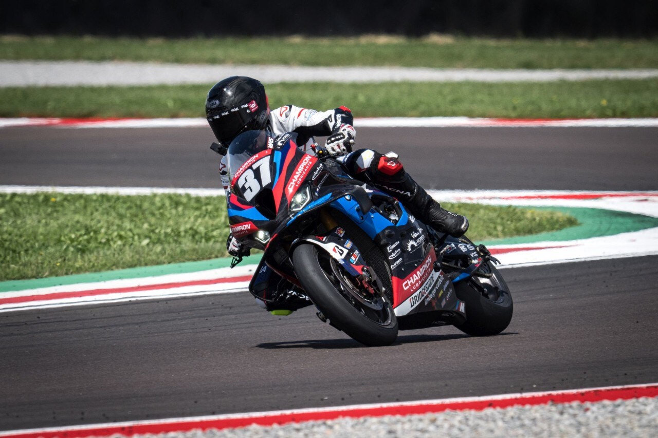 DueruoteTG #238 - Abbiamo guidato in pista la BMW che corre in SBK! 